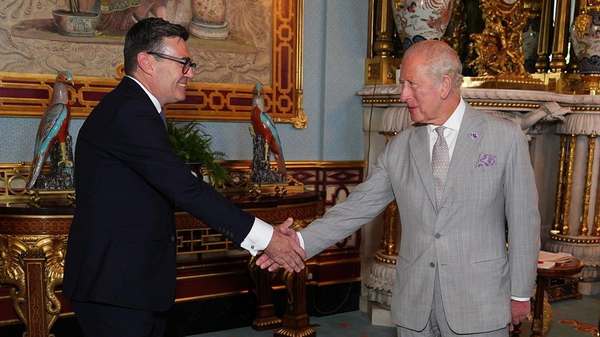 Il nuovo pm britannico Andy Burnham e Re Carlo