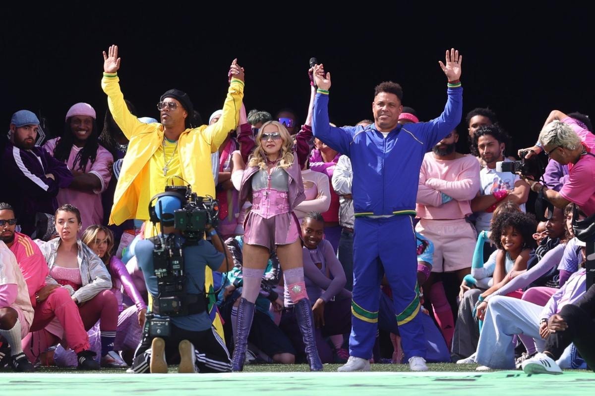 Madonna in Saint Laurent tra Ronaldinho, a sinistra, e Ronaldo alla finale dei Mondiali di calcio 2026 a New York (courtesy Saint Laurent)
