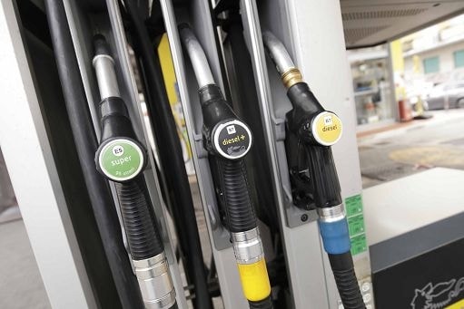 Benzina e gasolio sfiorano i 2 euro al litro, cosa fa impennare il prezzo del carburante e fino a dove può arrivare