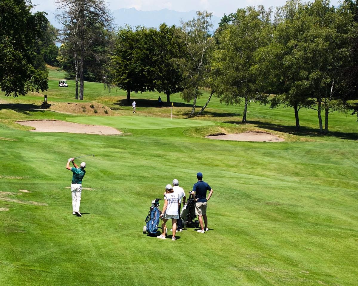 Un secolo di golf, un club da sogno e un torneo esclusivo: il ritorno dell’eleganza italiana sui green di Stresa