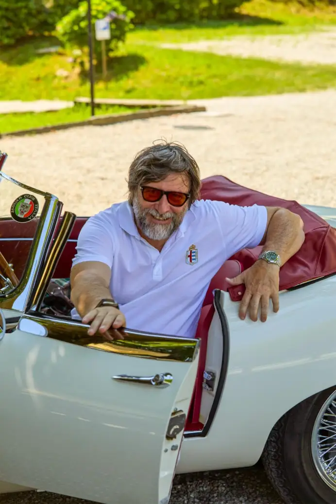 Sulla Jaguar E-Type cabrio del 1962, Claudio Marenzi, presidente di Herno e del Golf Club Alpino di Stresa, dove si è tenuta la seconda edizione della Pro-Am sponsorizzata da Herno.