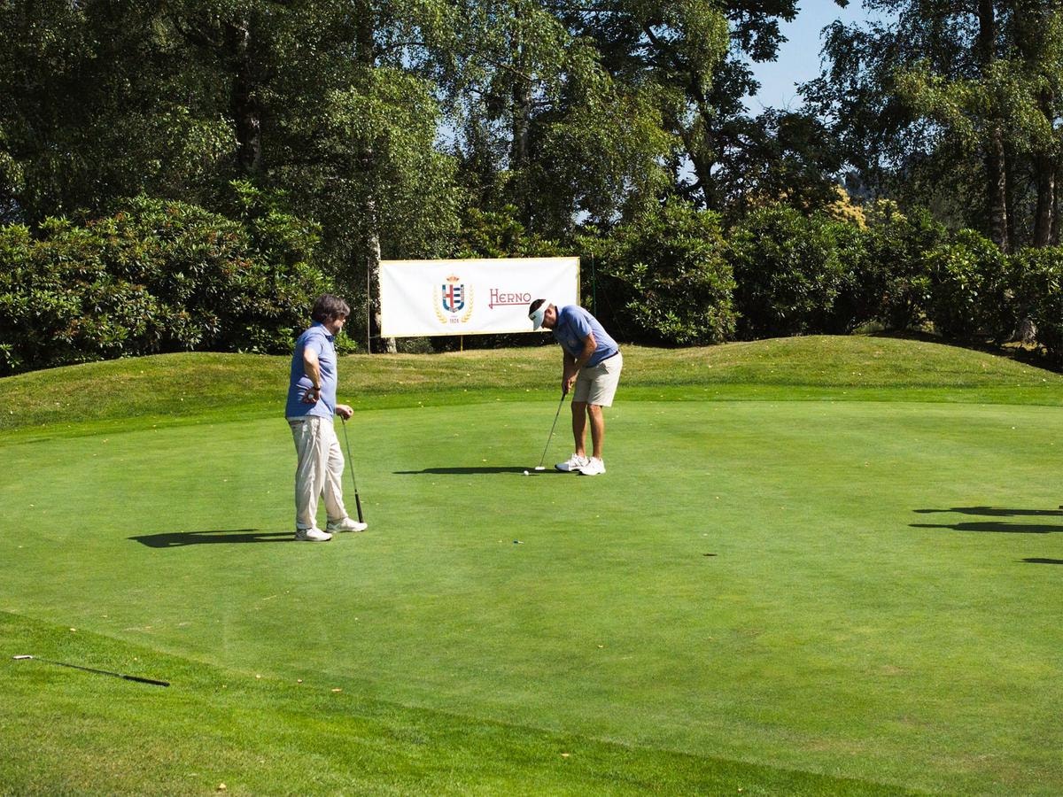 Un secolo di golf, un club da sogno e un torneo esclusivo: il ritorno dell’eleganza italiana sui green di Stresa