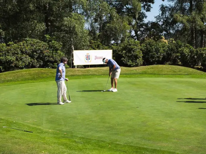 Un secolo di golf, un club da sogno e un torneo esclusivo: il ritorno dell’eleganza italiana sui green di Stresa