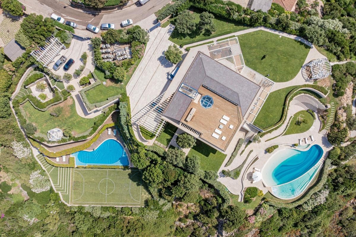 Villa Wolf, realizzata  nel 2017 a Porto Cervo, è una vera tenuta  in vendita da Barnes Sardegna: 1.500 mq  in grado di ospitare  14 persone e quattro membri dello staff, parco con infinity pool di 130 mq, una seconda piscina dedicata all'area ospiti/dependance  e un campo da calcetto.