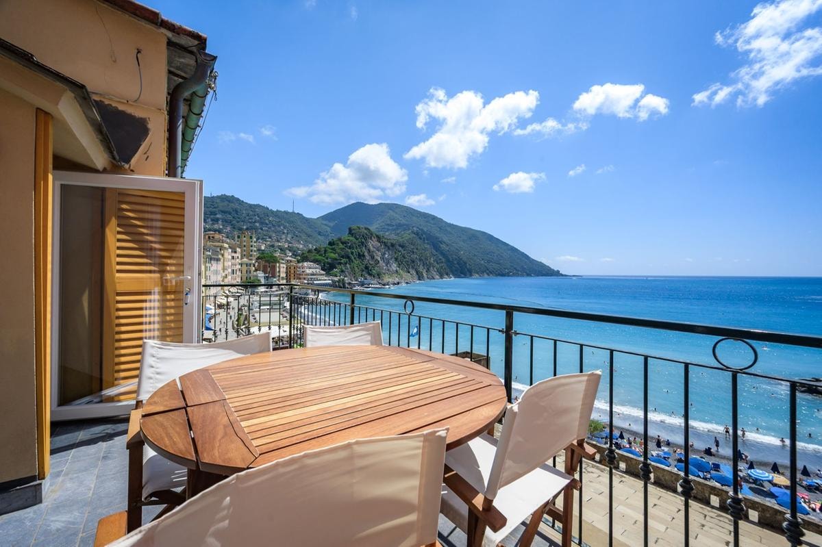 A Camogli, Knight Frank propone una penthouse vista mare di 140 mq, con tre camere e tre bagni, in vendita a 990mila euro.
