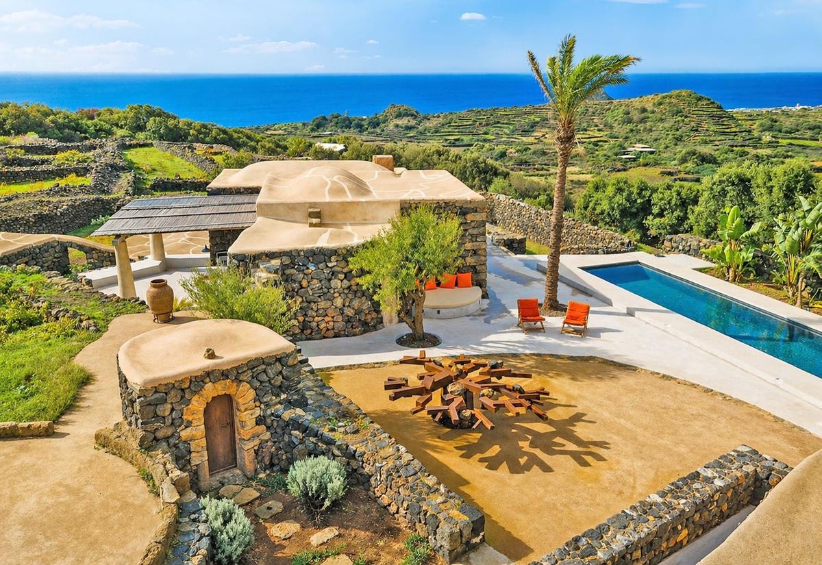Sette dammusi ristrutturati per 750 mq totali, tra 180 mq di veranda e 510 mq di superficie esterna, di cui 330 interni, in un ettaro di terreno con piscina vista mare, vigneto di zibibbo e cantina. Lionard, trattiva riservata.