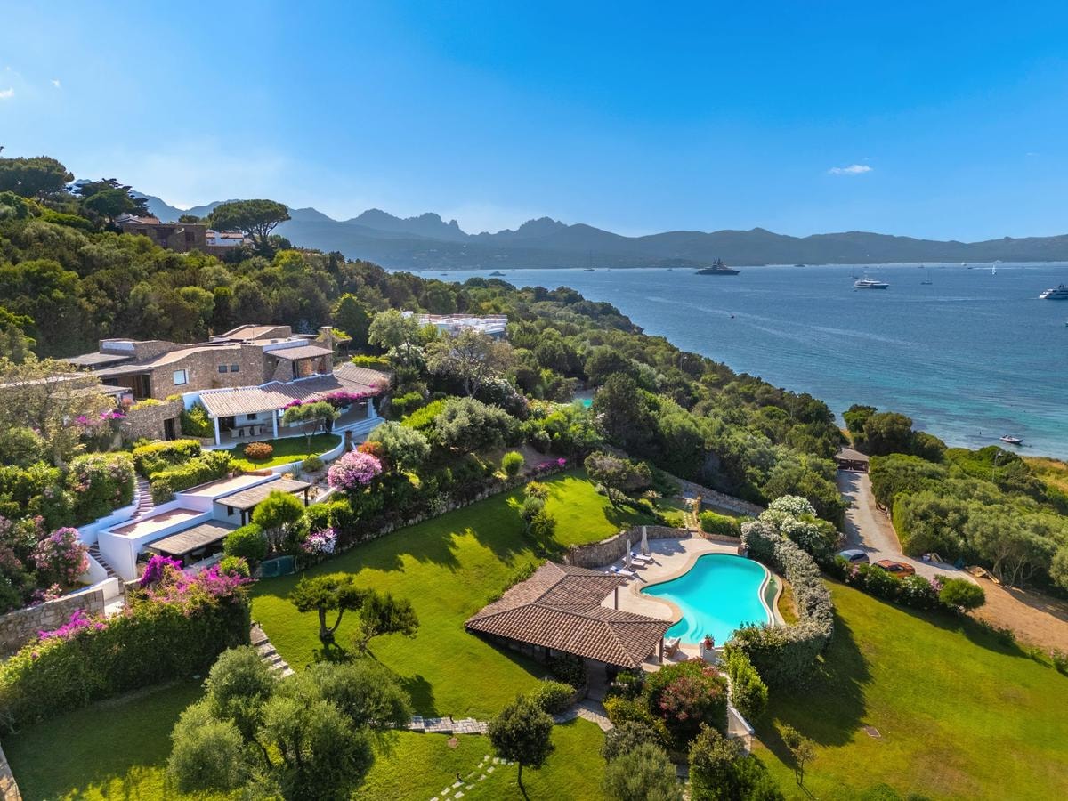 A Porto Rotondo, Lionard propone in vendita, la trattativa è riservata, una villa padronale (con doppio soggiorno e, al primo piano, cinque camere) e due dependance (la prima con due camere, la seconda con una), per un totale di circa 800 mq, immerse in parco privato di 6mila mq  con piscina e accesso diretto alla spiaggia.