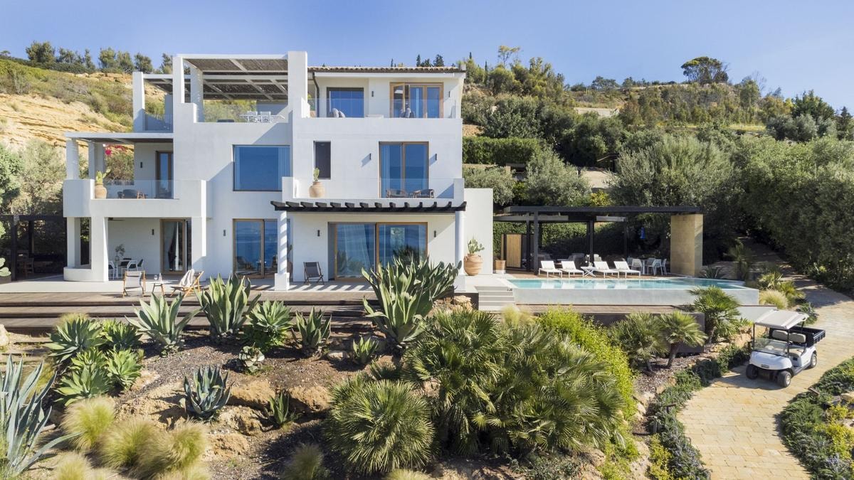 Italy Sotheby’s International Realty ha in vendita, a 4 milioni 900mila euro, questa meravigliosa proprietà a Sciacca, direttamente sulla spiaggia riservata di Lumia, che si compone di villa principale, una guest house e tre dépendance, di cui una a soli  35 mt dal mare, per un totale di 10 camere.