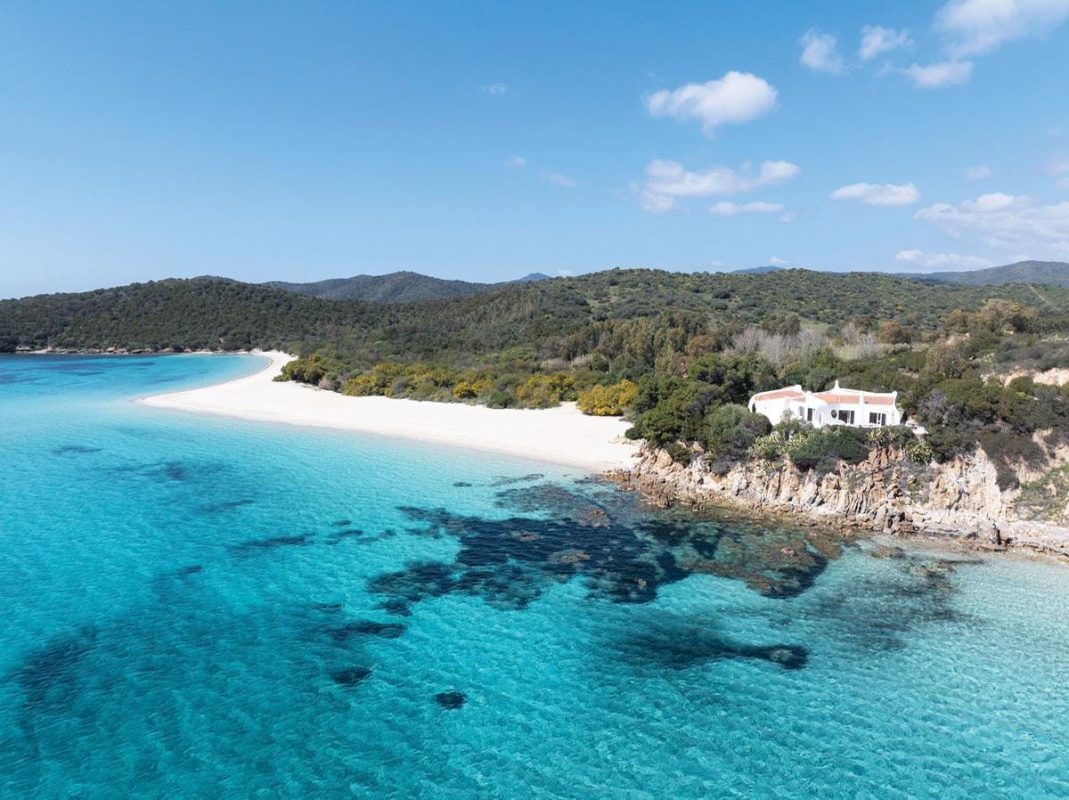 Su una scogliera affacciata sulla spiaggia di Tuerredda, a un’ora da Cagliari, Italy Sotheby’s International Realty propone questa villa di 200 mq,  con ampia zona living, terrazza, quattro camere e altrettanti bagni, e terreno di due ettari.  La trattativa è riservata.