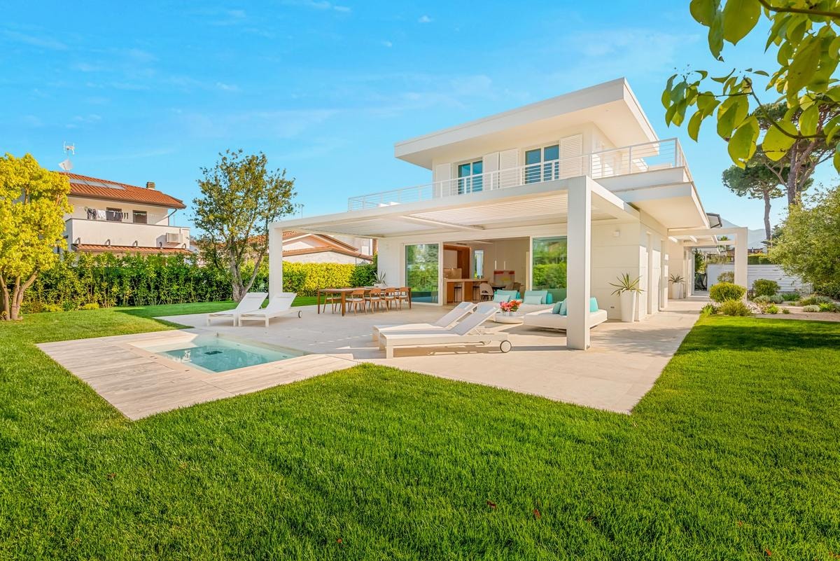 A pochi passi dal mare e a cinque minuti in bicicletta dal centro di Forte dei Marmi, Lionard ha in vendita questa villa dal sapore contemporaneo a 6 milioni 950mila euro.  La casa, su tre livelli, ha quattro camere, sette bagni, living-cucina open space, vasca idromassaggio e zona lounge esterna.