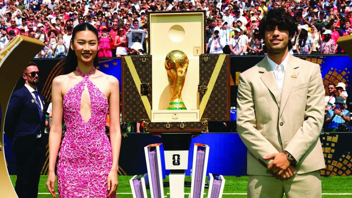 Il Trophy trunk di Louis Vuitton tra i brand ambassador Hoyeon e Carlos Alcaraz (courtesy Louis Vuitton)