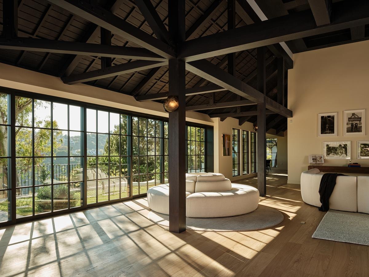 Piscina resort, bagno all’aperto e vista sull’Oceano: la nuova villa da sogno di Bel Air