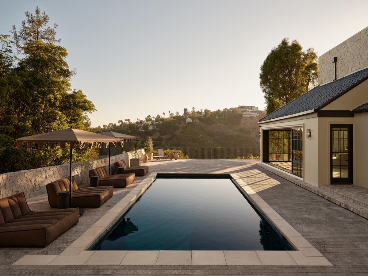 Piscina resort, bagno all’aperto e vista sull’Oceano: la nuova villa da sogno di Bel Air