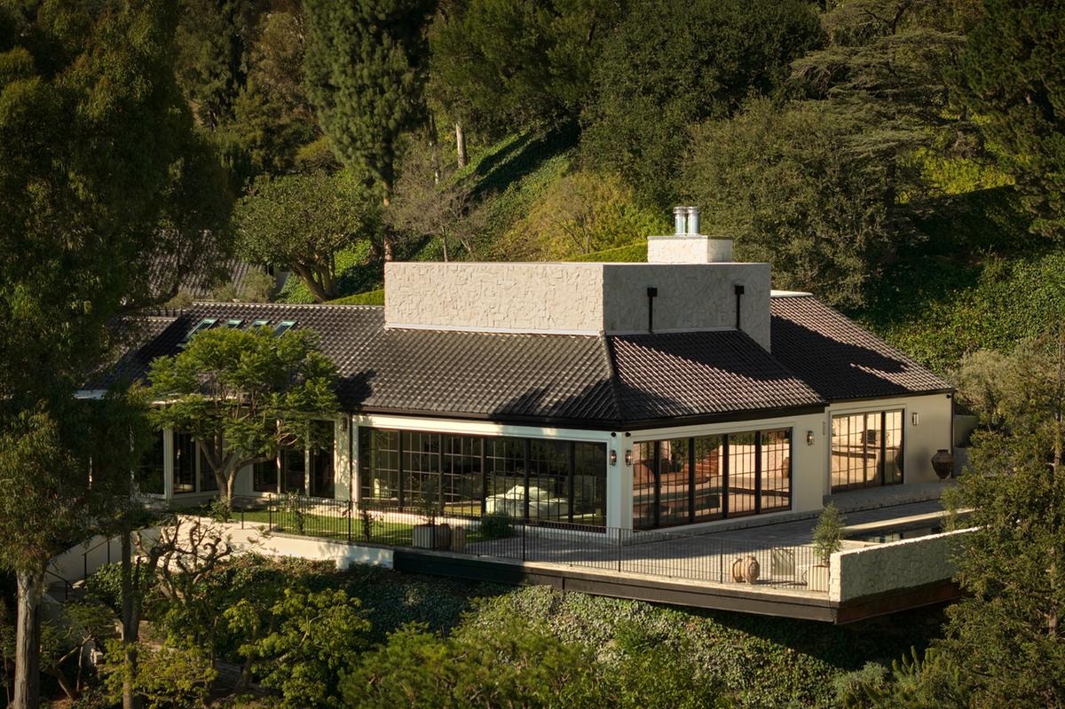 Piscina resort, bagno all’aperto e vista sull’Oceano: la nuova villa da sogno di Bel Air