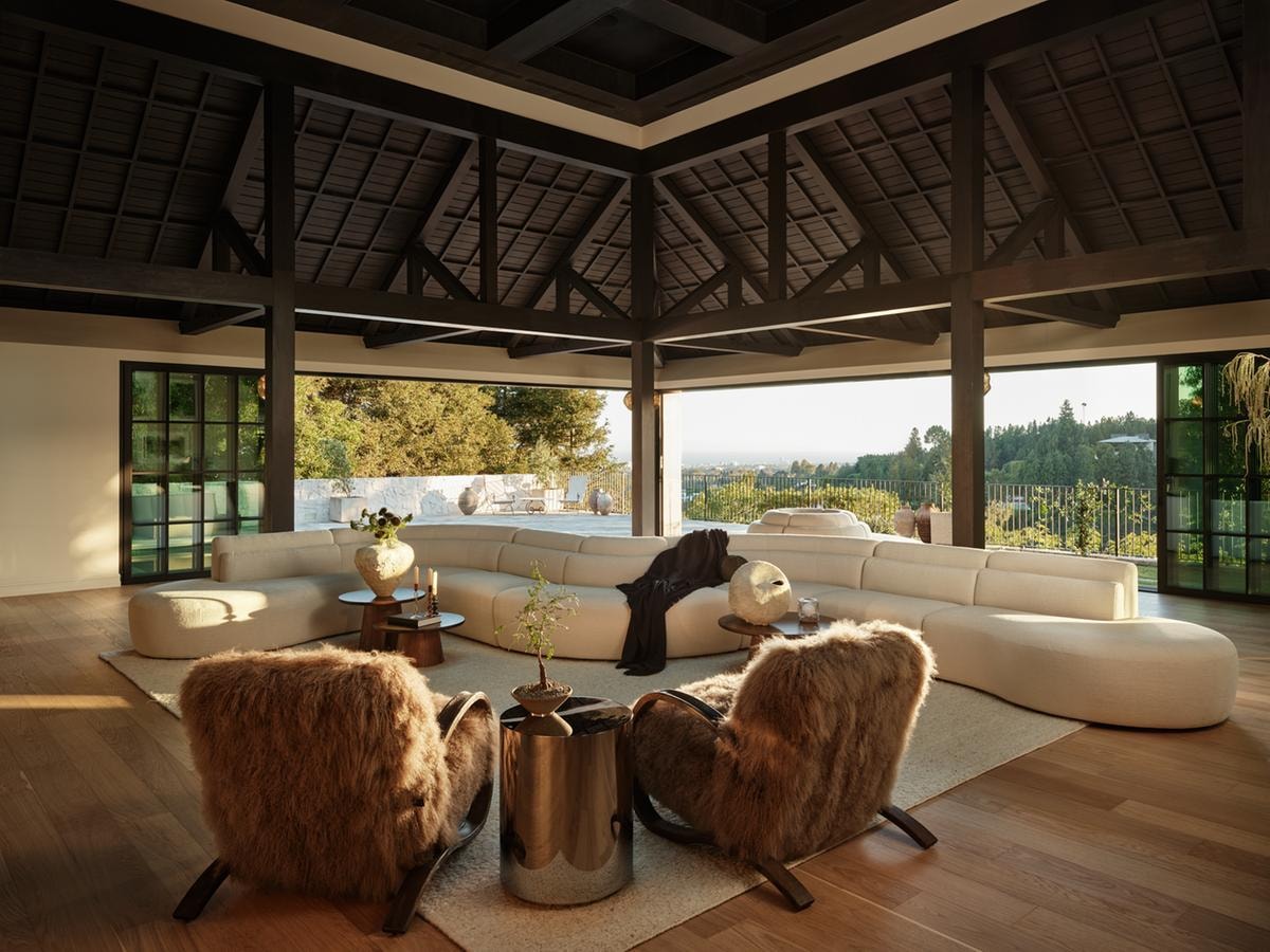 Piscina resort, bagno all’aperto e vista sull’Oceano: la nuova villa da sogno di Bel Air
