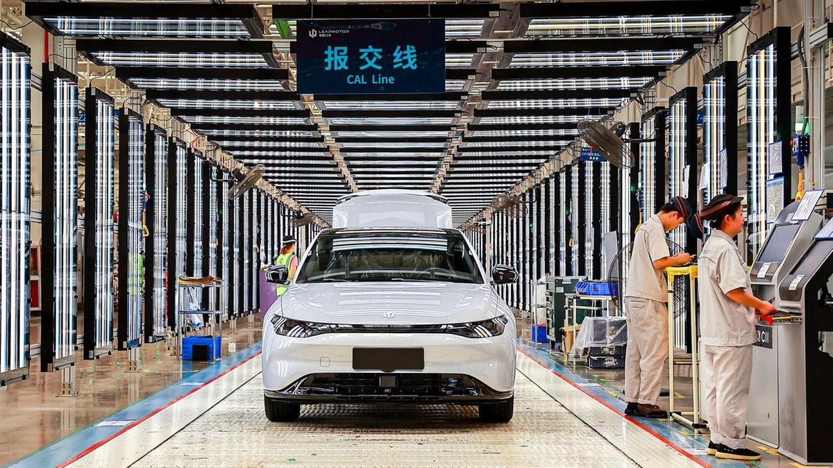 Auto, Bankitalia: perché Stellantis, Volkswagen e gli europei stanno perdendo la sfida con la Cina