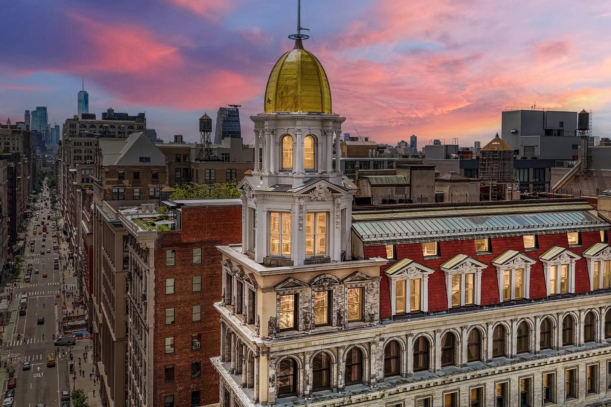 Dentro la penthouse più incredibile di Manhattan: ha una cupola d’oro e una vista che lascia senza fiato