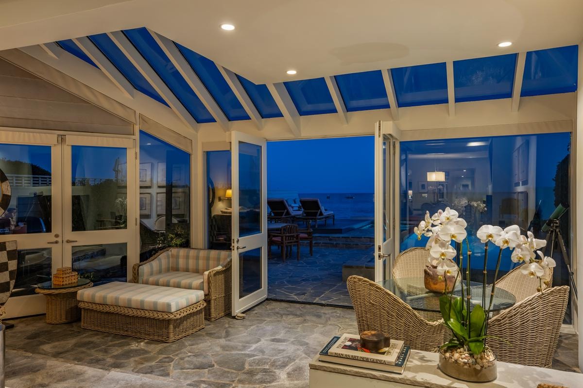 Dentro la casa di Joni Mitchell a Malibu: la piscina sul mare che oggi nessuno può più costruire