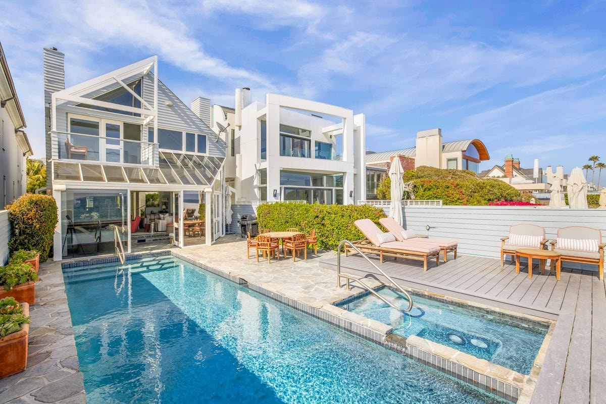 Dentro la casa di Joni Mitchell a Malibu: la piscina sul mare che oggi nessuno può più costruire
