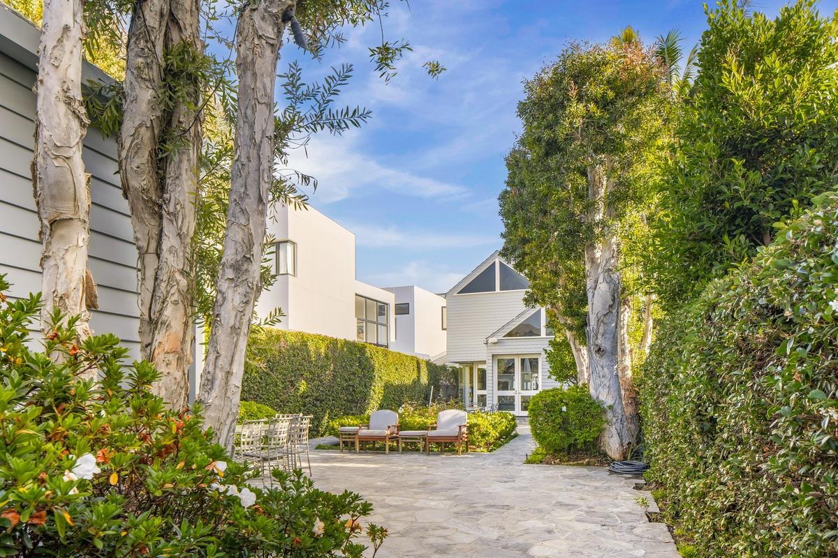 Dentro la casa di Joni Mitchell a Malibu: la piscina sul mare che oggi nessuno può più costruire