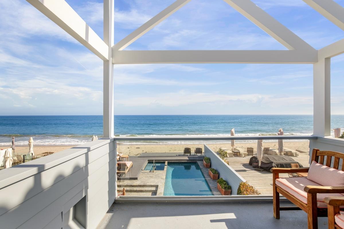 Dentro la casa di Joni Mitchell a Malibu: la piscina sul mare che oggi nessuno può più costruire