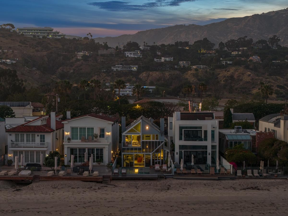 Dentro la casa di Joni Mitchell a Malibu: la piscina sul mare che oggi nessuno può più costruire