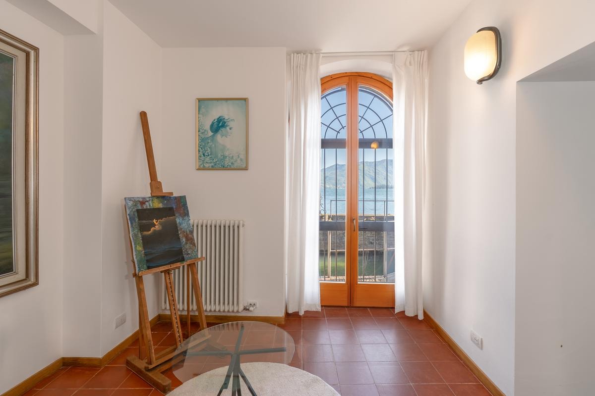 La casa di James Bond esiste davvero: si affaccia sul Lago di Como ed è in vendita