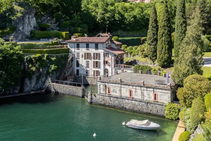 La casa di James Bond esiste davvero: si affaccia sul Lago di Como ed è in vendita