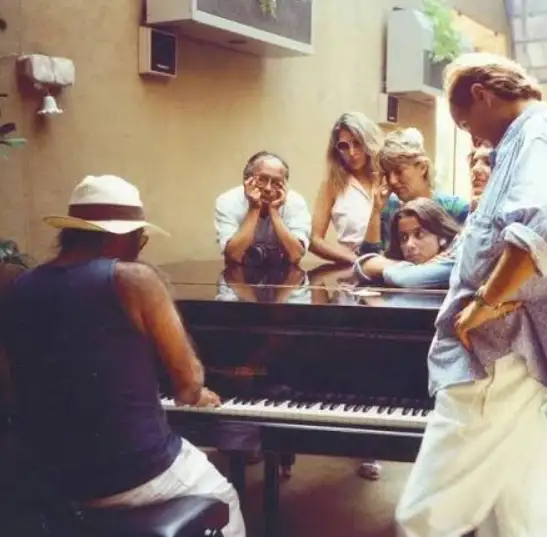Lucio Dalla al pianoforte, Luigi Ghirri lo ascolta con i gomiti sul piano.