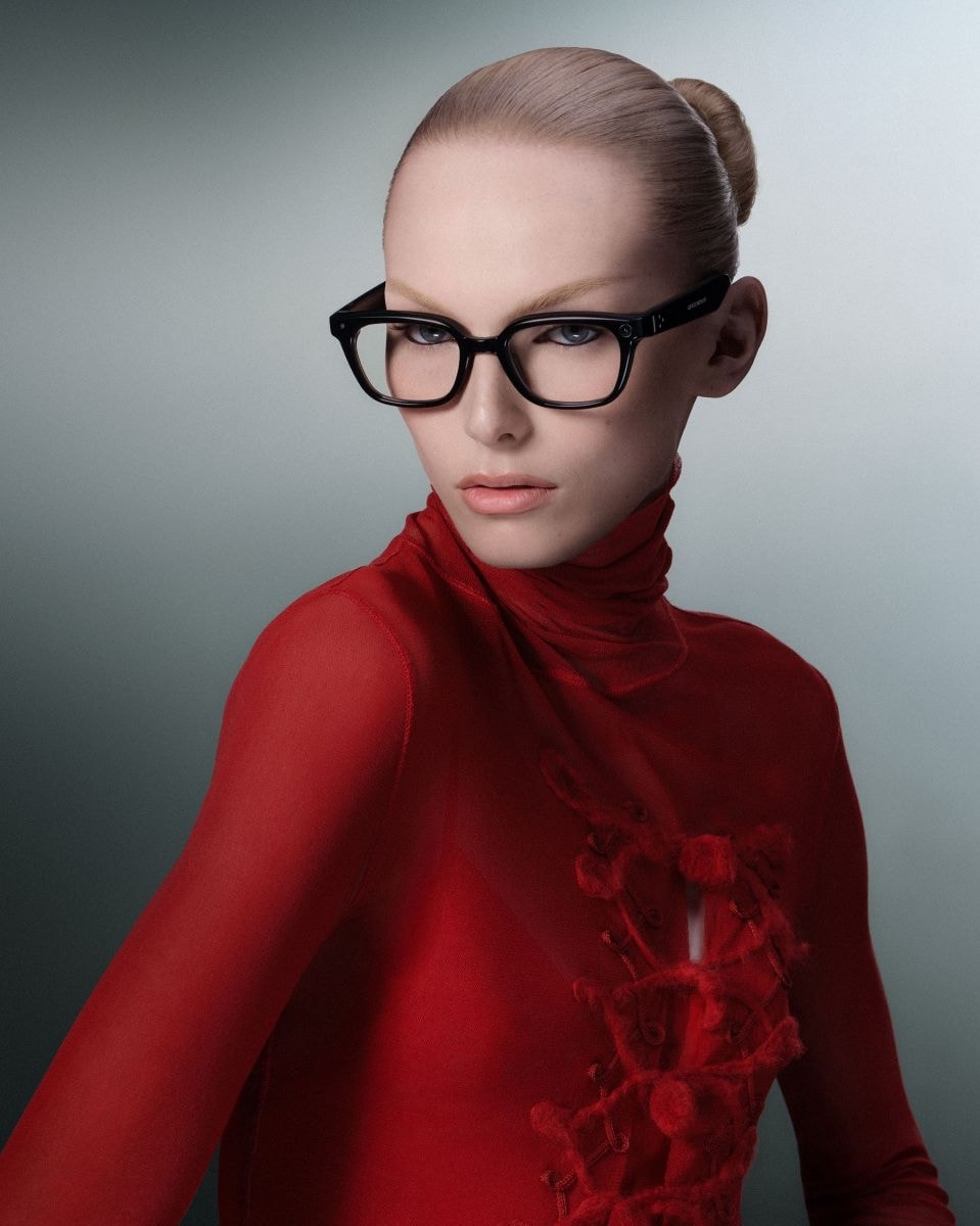 Alex Consani che indossa i nuovi smart glasses di Gentle monster (courtesy Gentle monster)