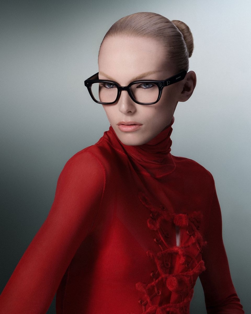 Alex Consani che indossa i nuovi smart glasses di Gentle monster (courtesy Gentle monster)