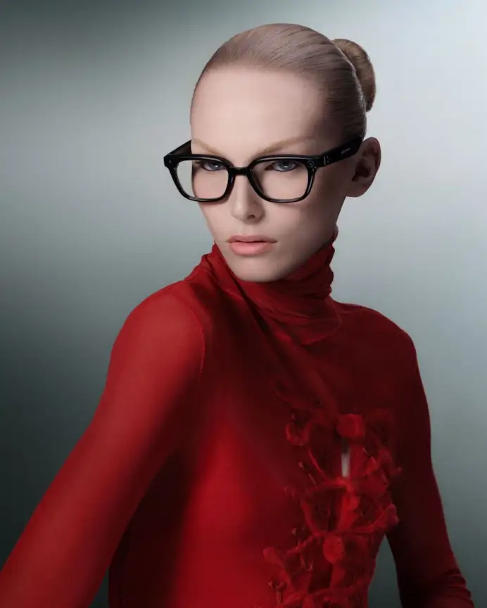 Alex Consani che indossa i nuovi smart glasses di Gentle monster (courtesy Gentle monster)