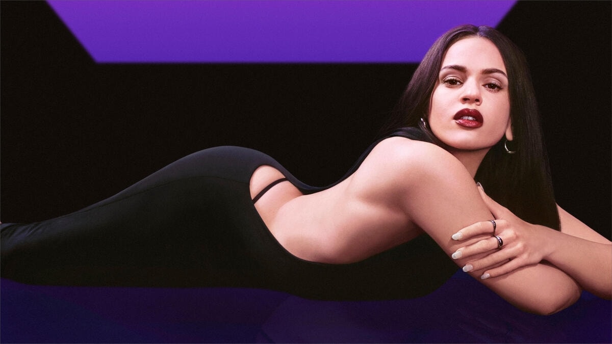 La popstar Rosalía nella campagna delle fragranze Euphoria elixirs di Calvin Klein (courtesy Coty)