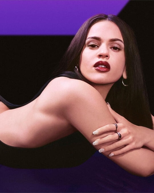 La popstar Rosalía nella campagna delle fragranze Euphoria elixirs di Calvin Klein (courtesy Coty)