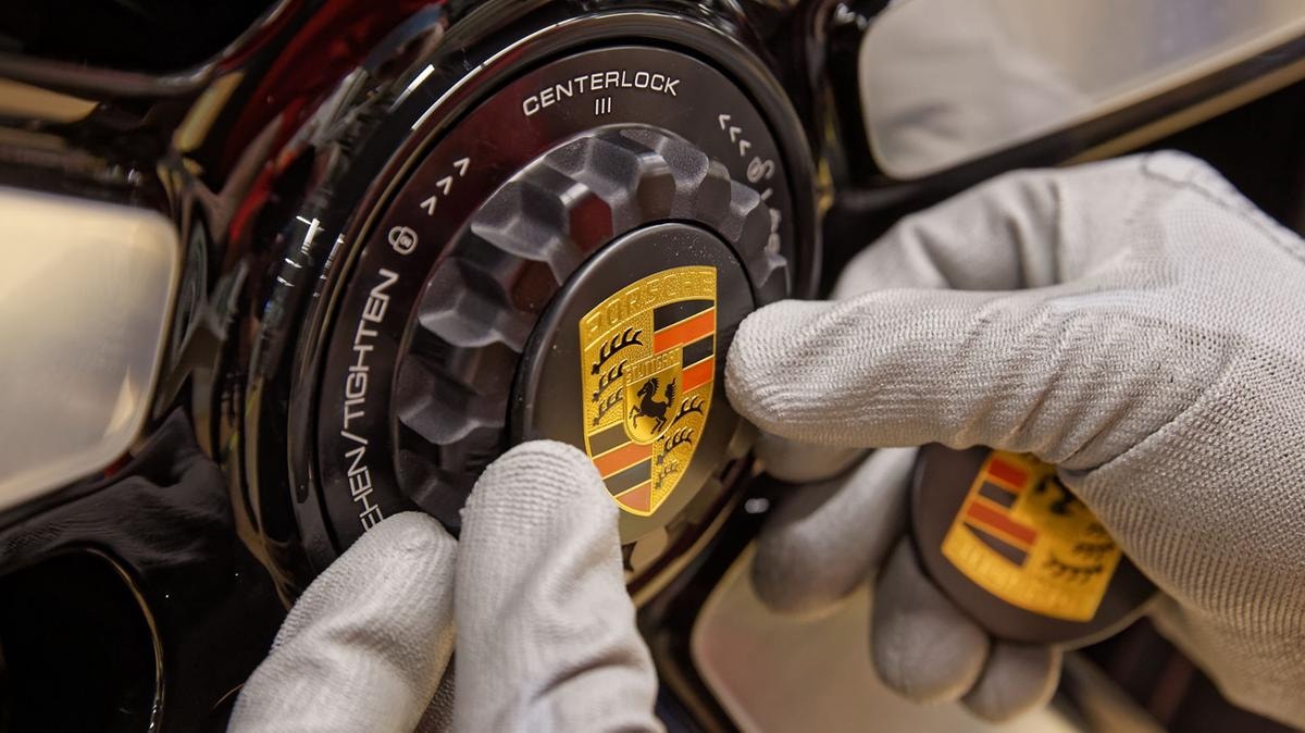 Porsche accelera il piano di rilancio: altri 5 mila tagli in Germania, salgono a 9 mila gli esuberi previsti