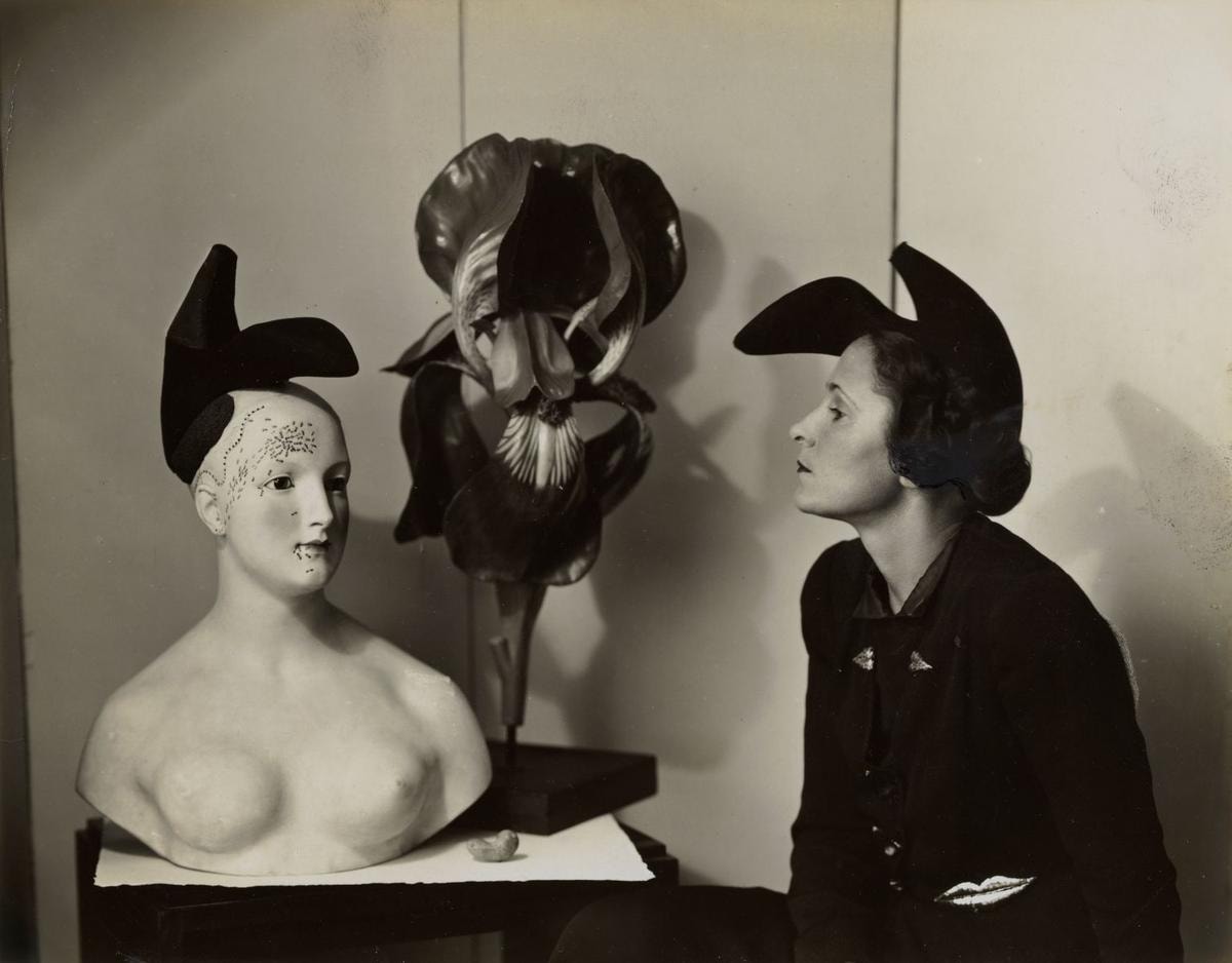 André Caillet, Gala wearing Elsa Schiaparelli’s shoe-hat inspired by a Salvador Dalí design, 1938, Vintage gelatin silver print, 19,4 x 25,2 cm © Salvador Dalí, Fundació Gala-Salvador Dalí, Figueres, 2026 (courtesy Civita mostre e musei)