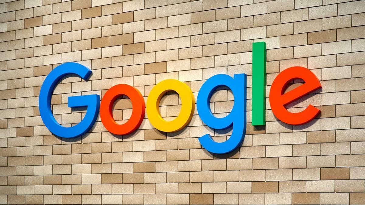 L’Ue multa Google per quasi 1 miliardo di euro: danneggiava i concorrenti su motore di ricerca e app store