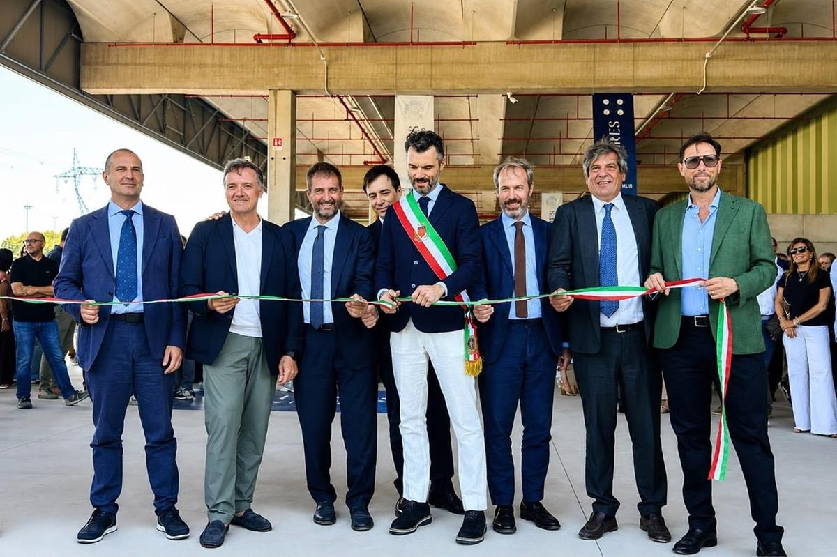 Il momento del taglio del nastro