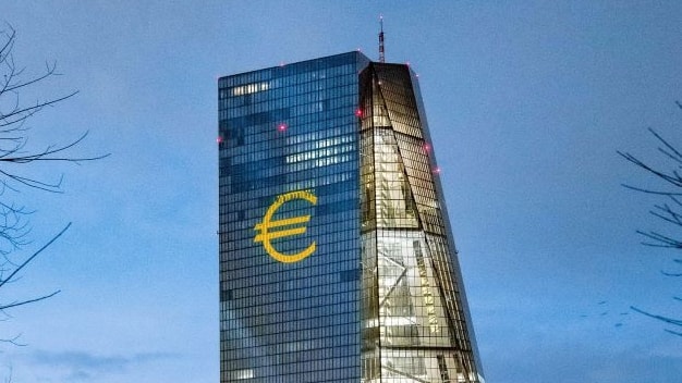 La Bce lascia i tassi al 2,25% ma avverte: l’effetto Hormuz deve ancora arrivare. Lagarde: non andrò via prima del 2027
