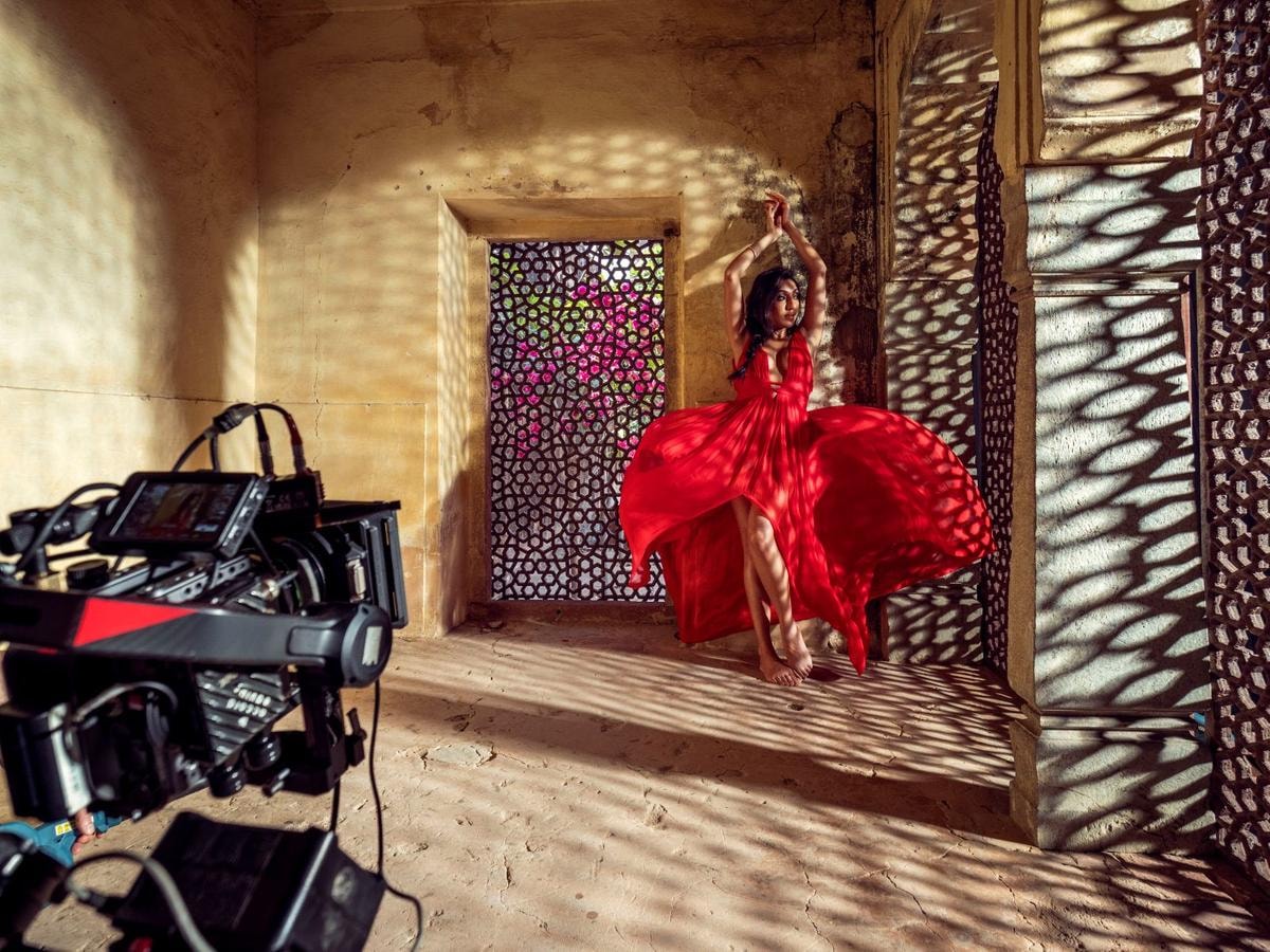 Rupi Kaur per il calendario Pirelli 2027 (courtesy Pirelli)
