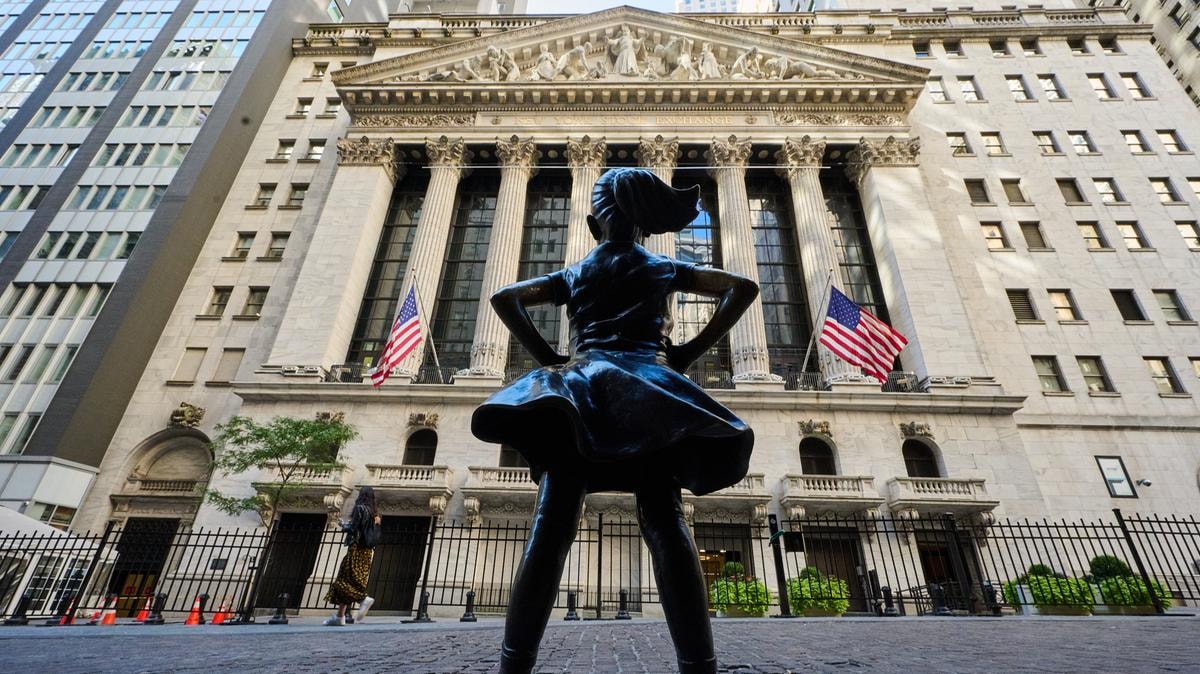 La diretta da Wall Street | Lo S&amp;P 500 chiude invariato, appesantito dai timori legati all'Iran e dal crollo del settore dei chip