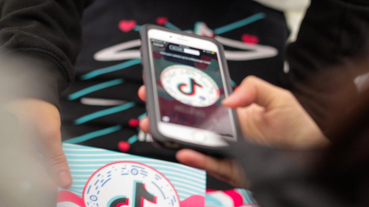 L’Ue accusa TikTok di non rispettare le regole: non garantisce sicurezza account minori