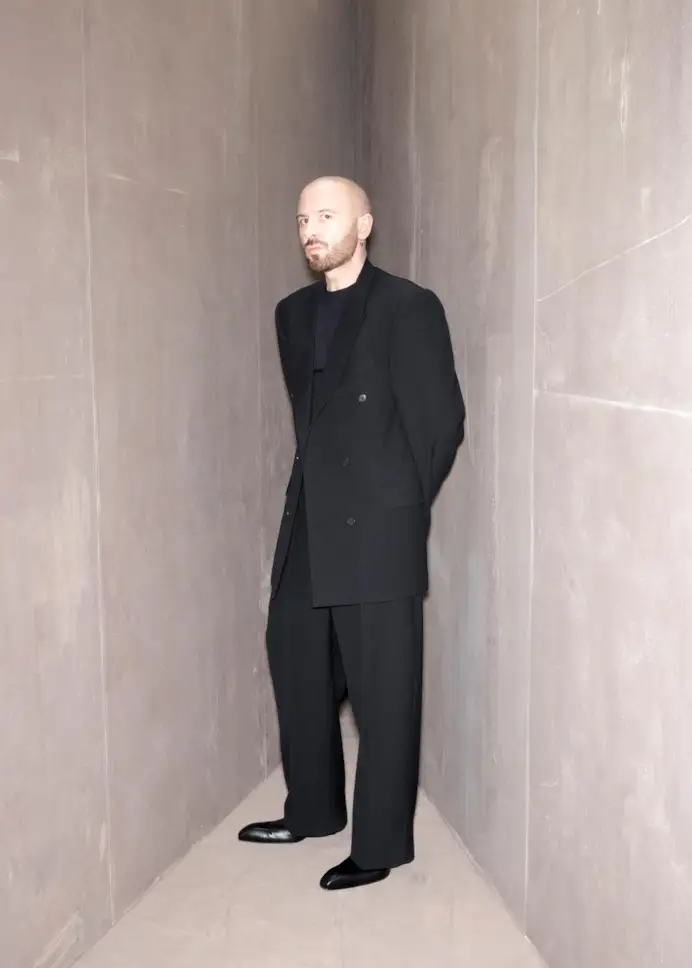 Una foto di Demna Gvasalia (courtesy Balenciaga)