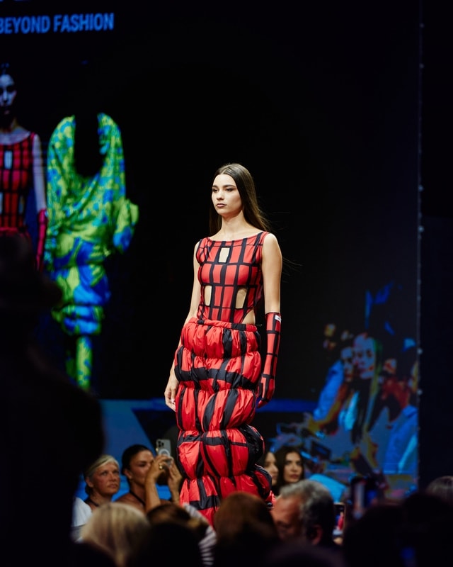 Una sfilata dell’edizione 2025 di Iff-International fashion festival a Porto Montenegro (courtesy Iff)