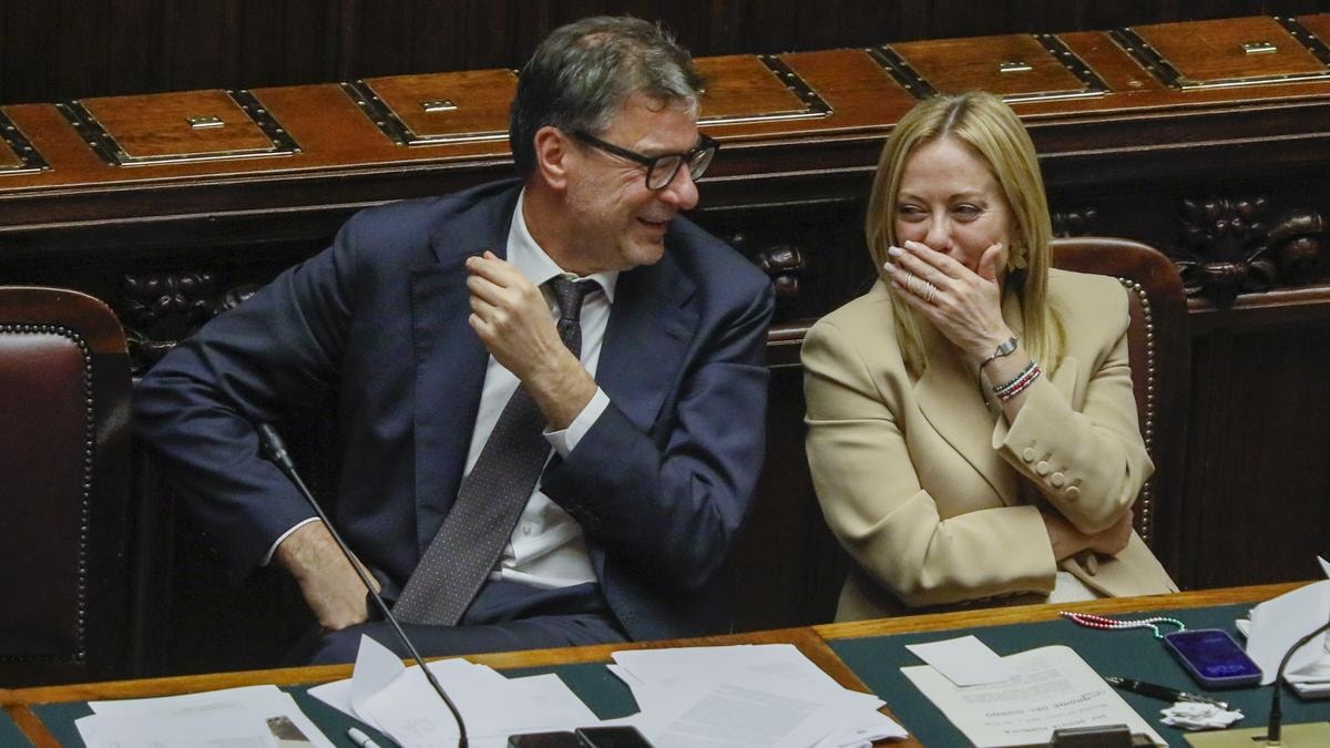 Carburanti, il governo al lavoro sul caro benzina. Opzione accise mobili