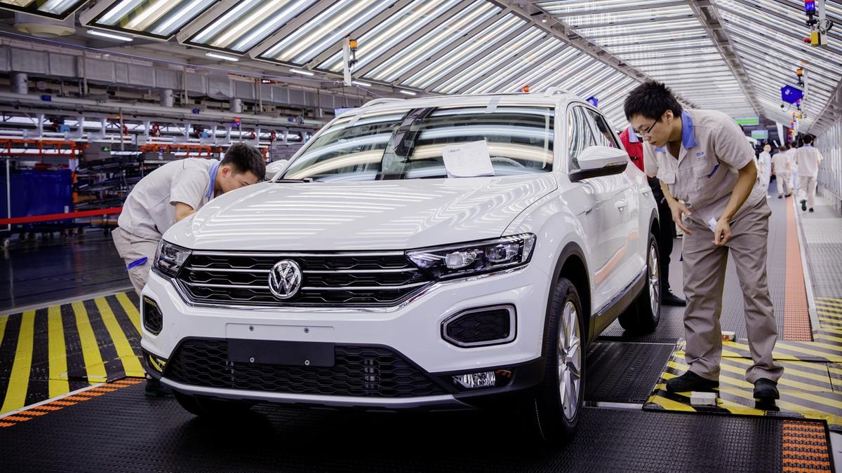 La Cina non compra più le auto tedesche, la produzione locale di Volkswagen, Bmw e Mercedes crolla ai minimi