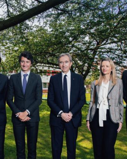 Una foto di Bernard Arnault, al centro, tra i cinque figli. Da sinistra, Alexandre, Frédéric, Jean, Delphine e Antoine Arnault (foto courtesy Lvmh)