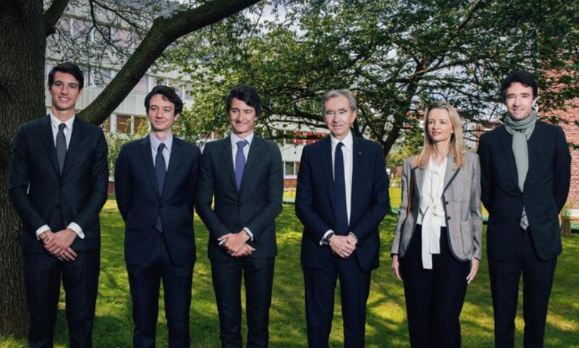 Una foto di Bernard Arnault, al centro, tra i cinque figli. Da sinistra, Alexandre, Frédéric, Jean, Delphine e Antoine Arnault (foto courtesy Lvmh)