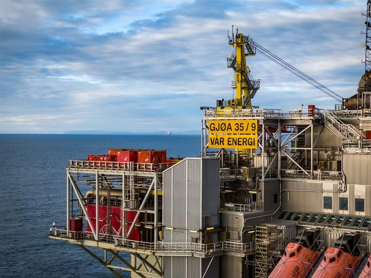 Petrolio e gas in caduta libera con la tregua Usa-Iran. Il Brent perde oltre il 10%, rimbalza l’oro
