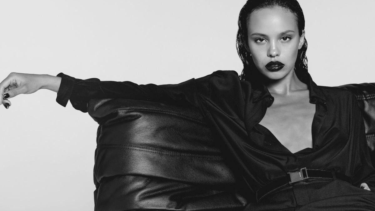 Alisha Boe nella campagna di Black opium pink glaze (courtesy of Ysl beauty)